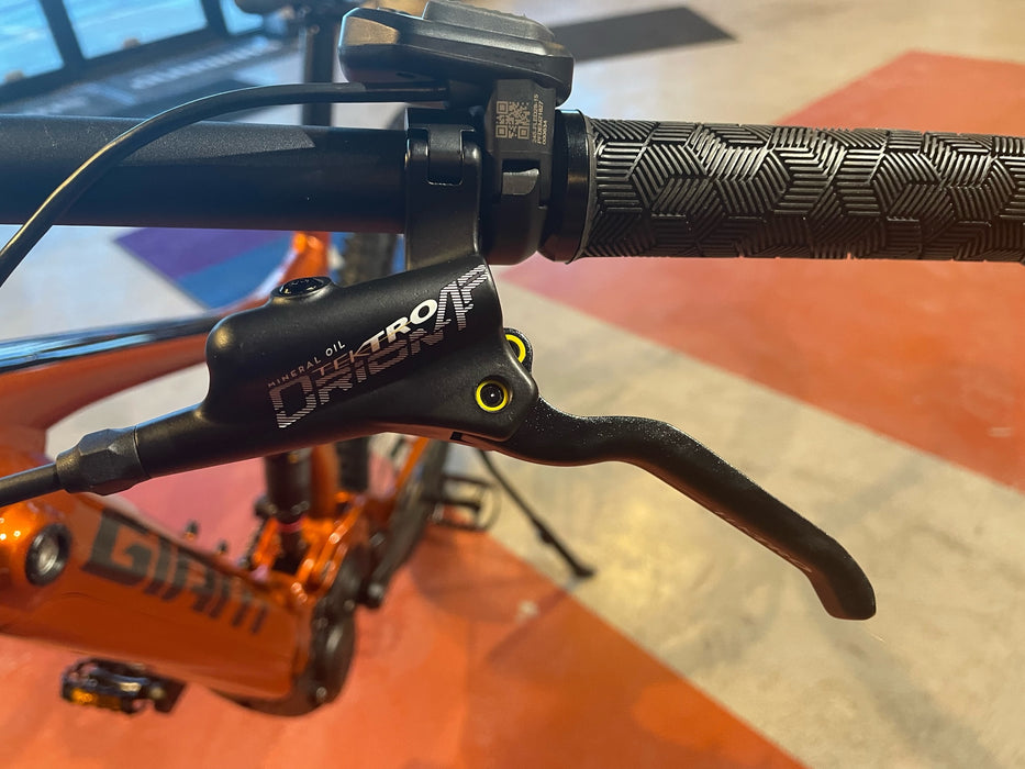 Giant Stance E+ 2, Shimano Deore, Amber Glow, 2022